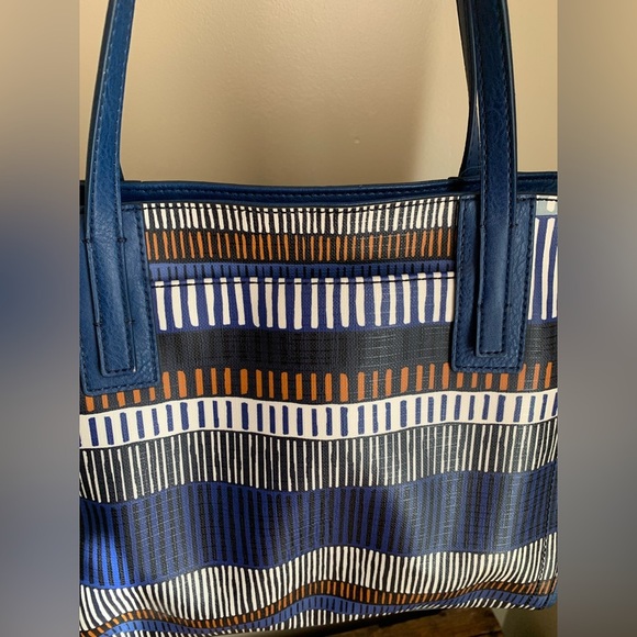 Fossil Emma Tote with matching wallet
Blue and brown pattern - Picture 3 of 16